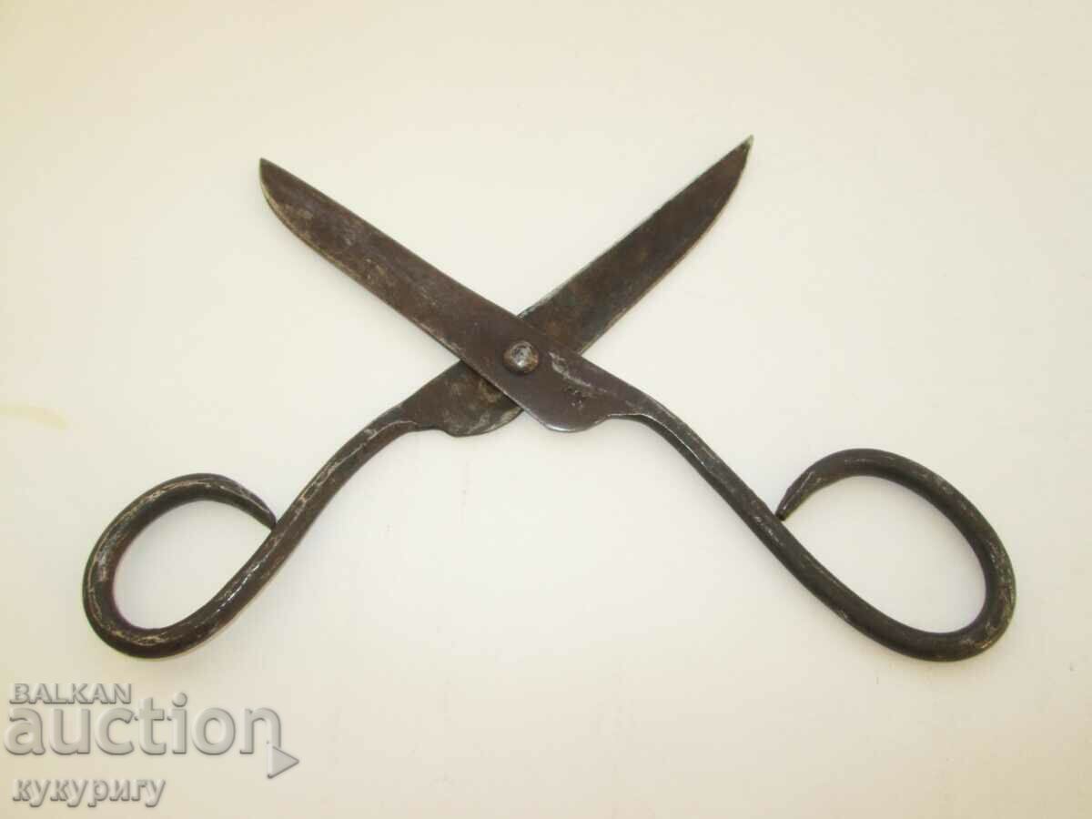 Foarfece vechi forjate marcate de maestru lucrate manual cu preț 40.00 BGN | € 20.45 Foarfece vechi forjate marcate de maestru lucrate manual cu preț 40.00 BGN | € 20.45