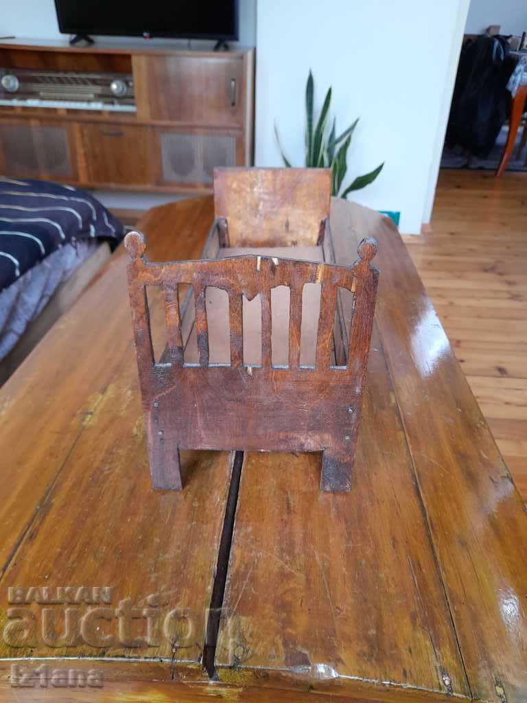 Delivery of Old doll crib Delivery of Old doll crib