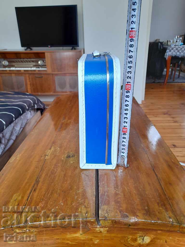 Delivery of Old children's briefcase Delivery of Old children's briefcase