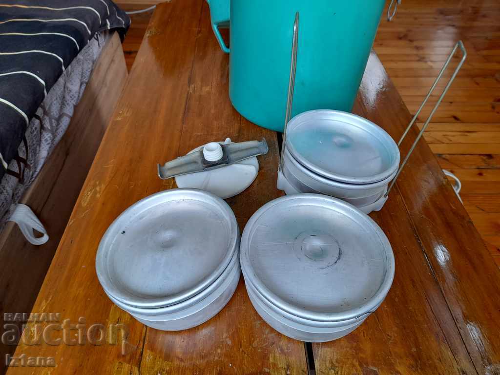 Delivery of Old food containers Delivery of Old food containers