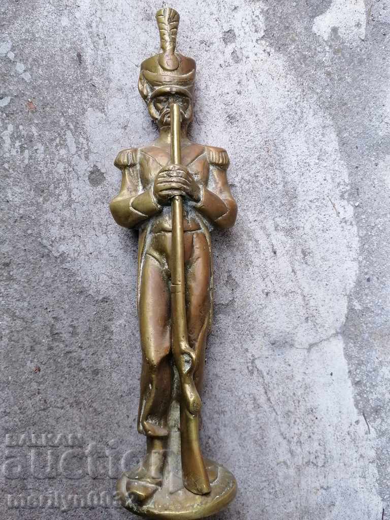 Statuetă din bronz a unui soldat cu o figurină de pușcă, figurină, plastic