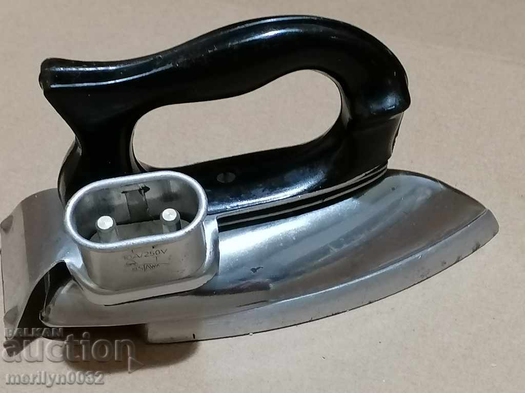 Fier de călcat electric vechi german cu preț 56.00 BGN | € 28.63