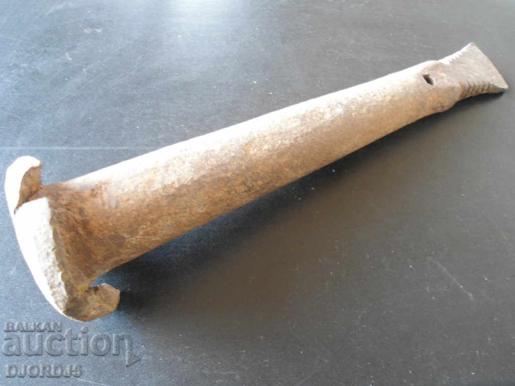 Auction Old as a wedge, 1,700 kg. Auction Old as a wedge, 1,700 kg.