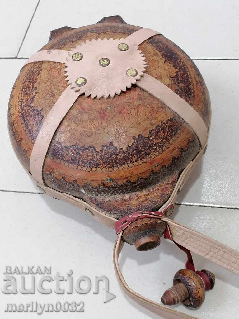 Cupă veche pirografată, cataramă, din lemn cu preț 69.00 BGN | € 35.28 Cupă veche pirografată, cataramă, din lemn cu preț 69.00 BGN | € 35.28