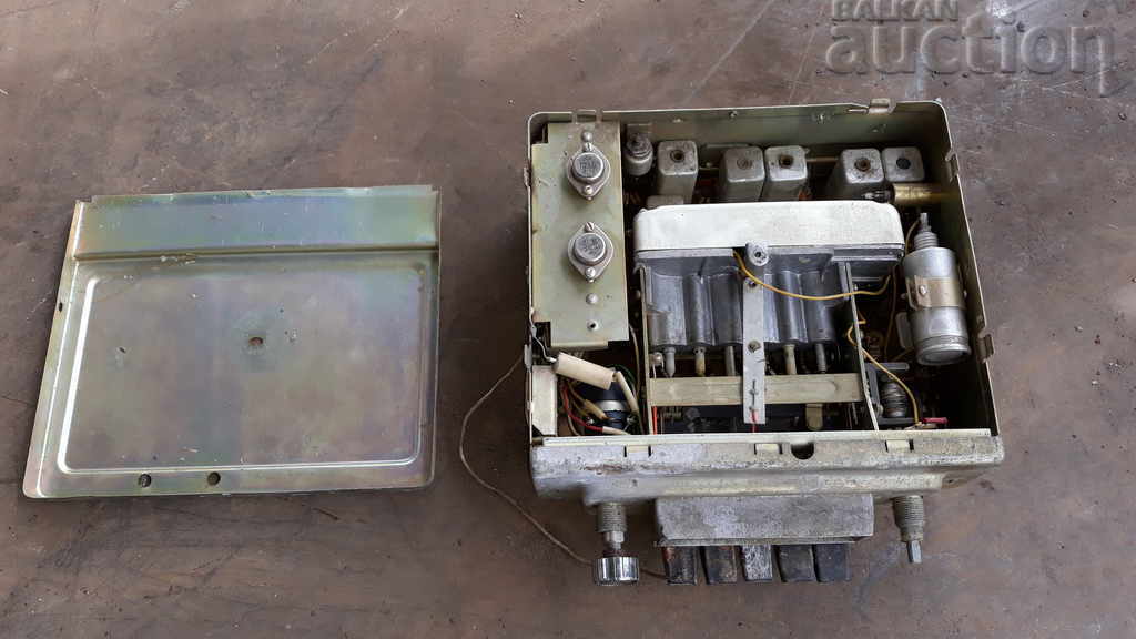 Delivery of large retro car radio receiver USSR