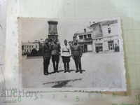Fotografie cu patru soldați pe piața din Kruševac 24 V 943