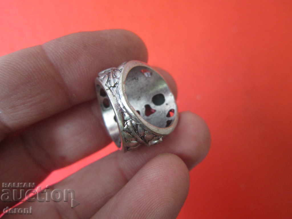 Auction  An amazing ring with stones