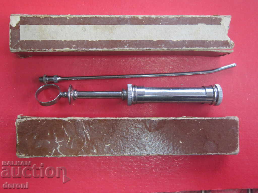 Auction  Old medical instrument in a box