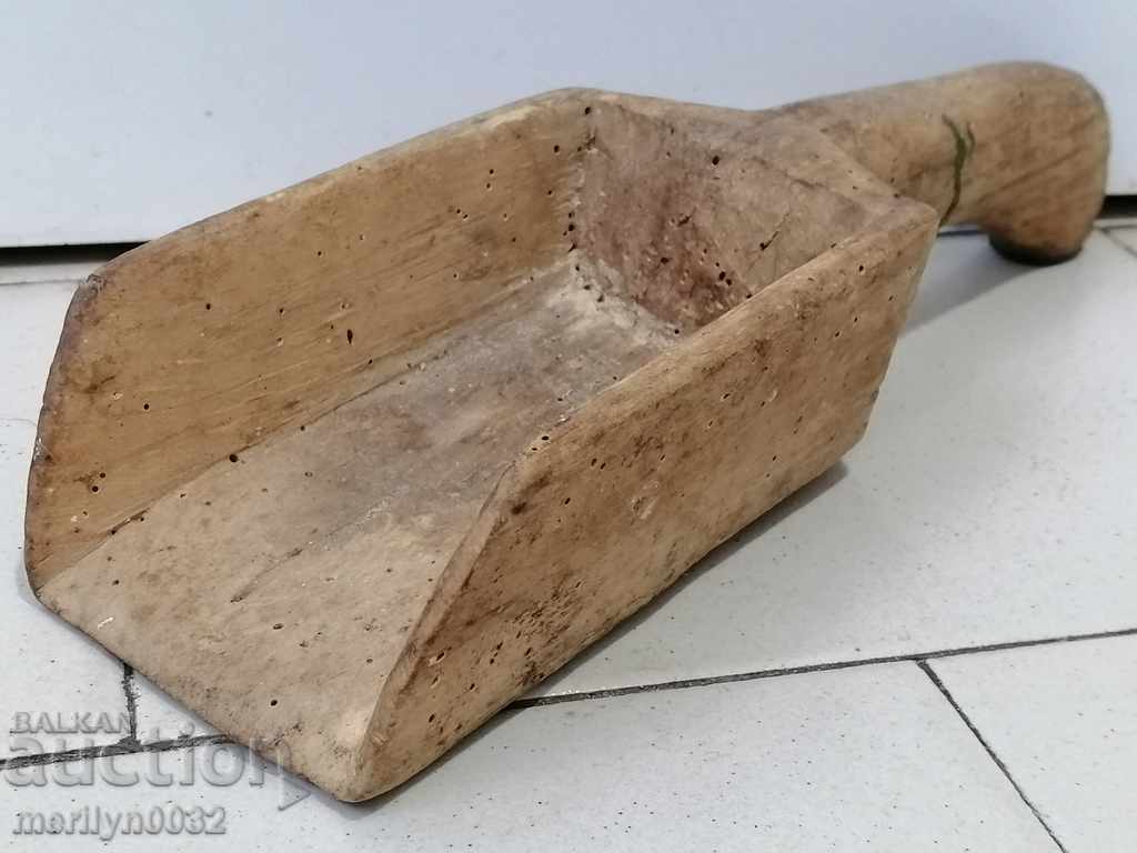Delivery of Old wooden shovel, blade, wooden Delivery of Old wooden shovel, blade, wooden