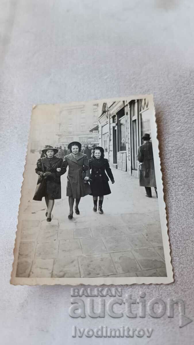 Φωτογραφία Σοφία Δύο γυναίκες και ένα κορίτσι σε μια βόλτα