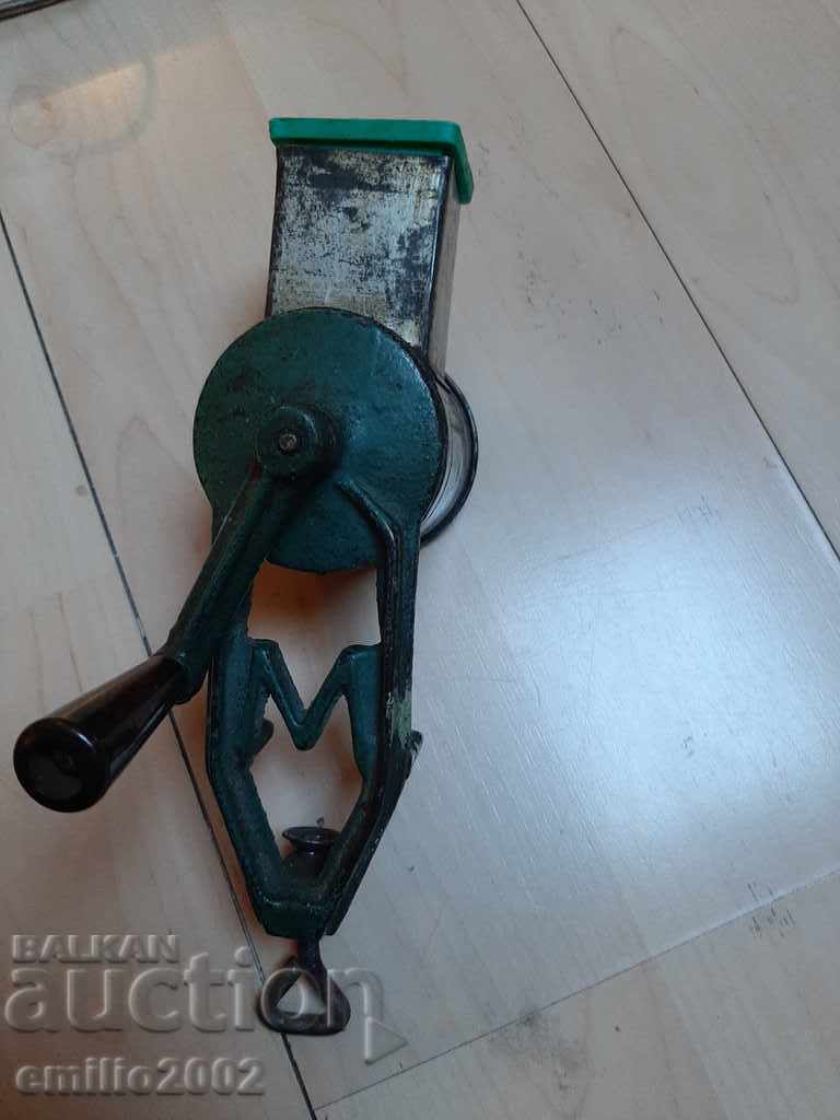 Ρετρό μύλος παξιμαδιών με τιμή 9.00 BGN | € 4.60 Ρετρό μύλος παξιμαδιών με τιμή 9.00 BGN | € 4.60