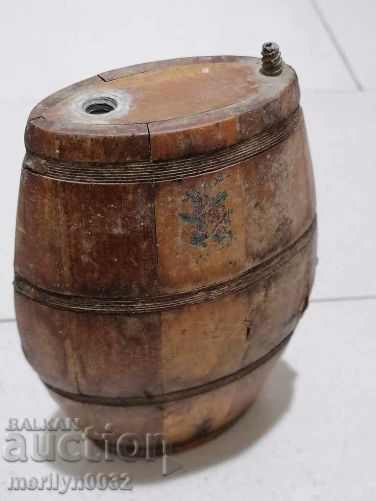 Delivery of Old wood pawler wooden bucket brown bucket