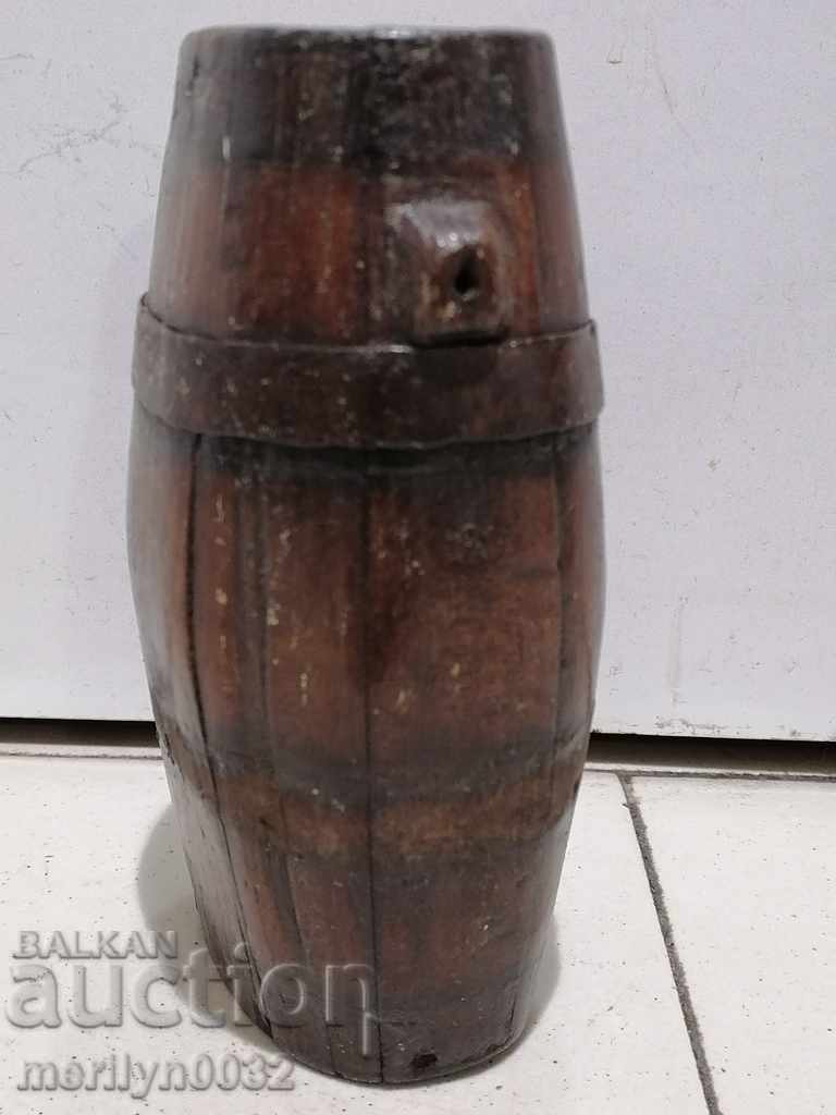 Delivery of Old wood pawler wooden bucket brown bucket Delivery of Old wood pawler wooden bucket brown bucket