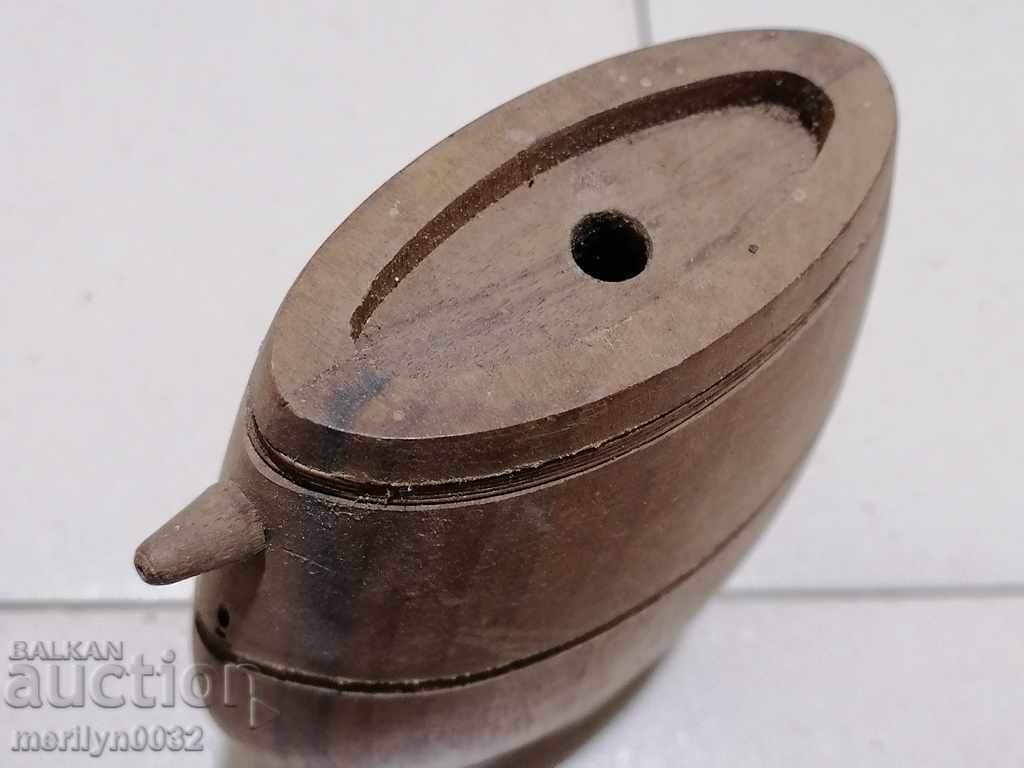 Delivery of Old wood pawler wooden bucket brown bucket Delivery of Old wood pawler wooden bucket brown bucket