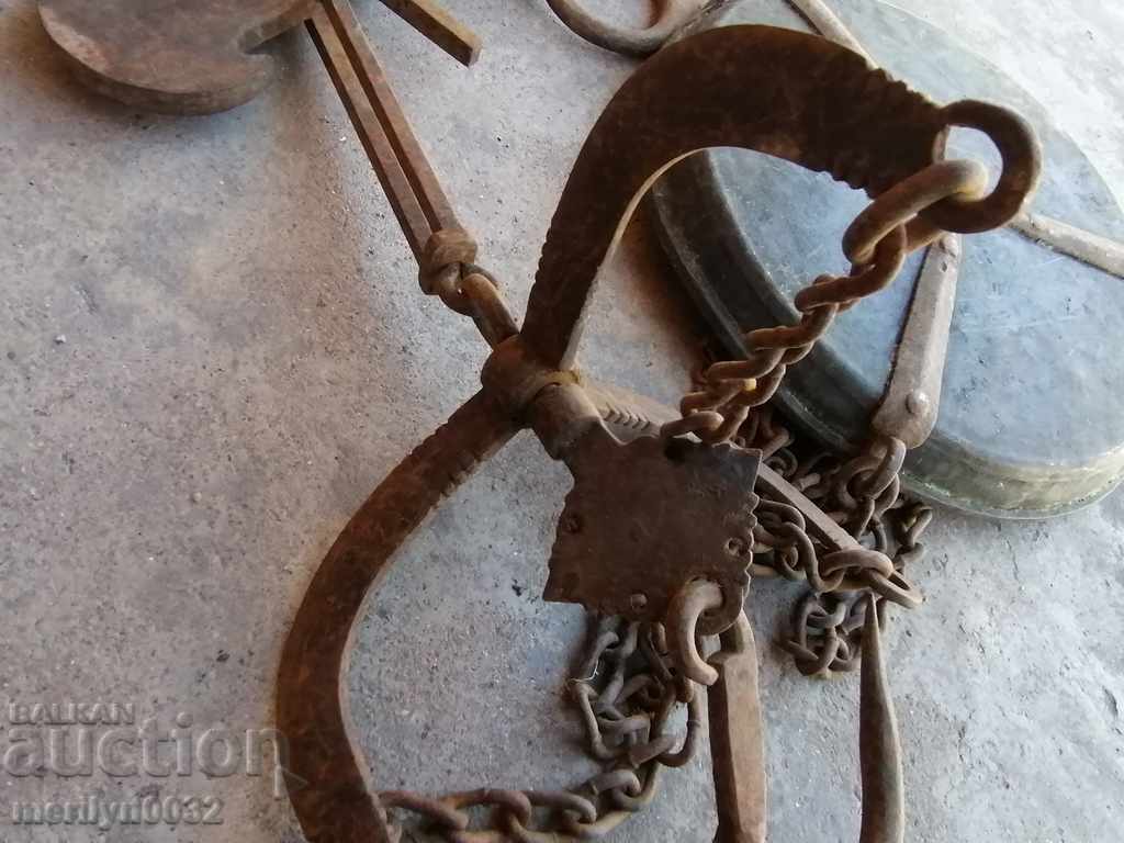 Delivery of An old scale with a copper bowl, a mace, a wrought-iron scale
