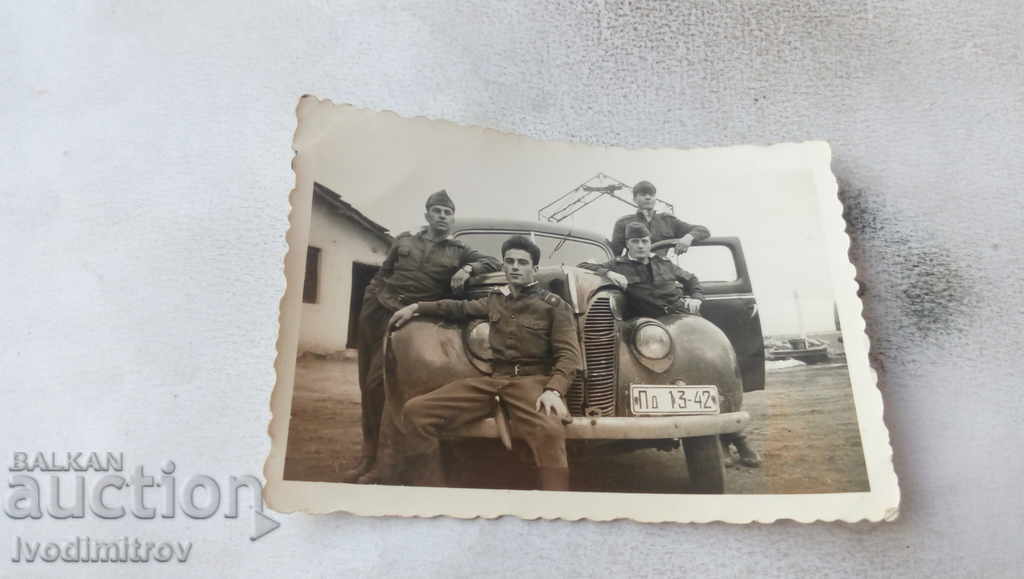 Photo Soldiers with a retro car with registration number 42 Pd 1342