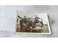 Foto Soldati cu masina retro cu numarul de inmatriculare 42 Pd 1342