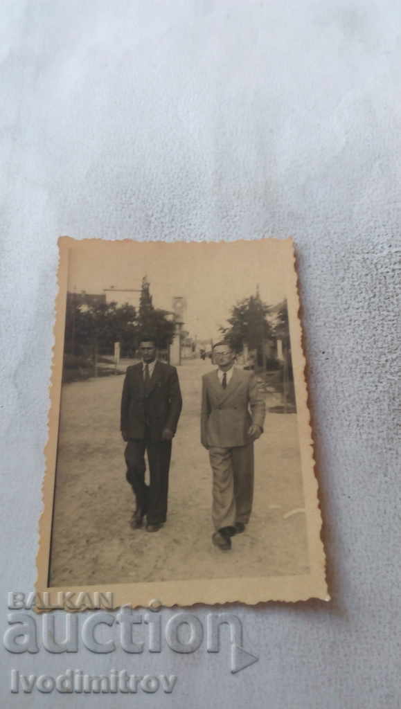 Photo Two men on a walk