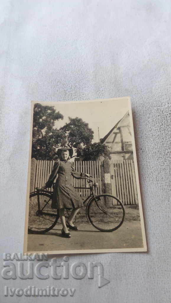Photo Young girl with a retro bicycle