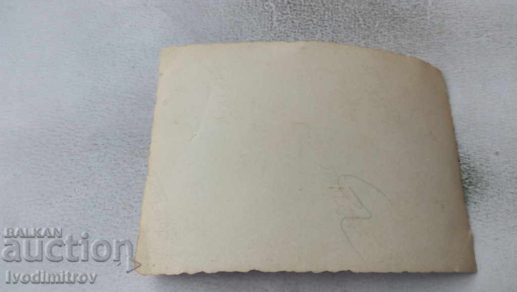 Φωτογραφία Άνδρες και γυναίκες στο κέντρο του χωριού με τιμή 1.35 BGN | € 0.69 Φωτογραφία Άνδρες και γυναίκες στο κέντρο του χωριού με τιμή 1.35 BGN | € 0.69