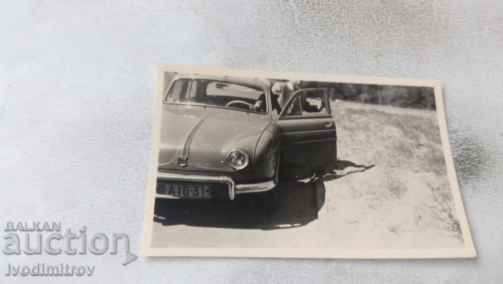 Φωτογραφία Άνδρας με ρετρό αυτοκίνητο με αριθμό κυκλοφορίας Sf A 1631 1962