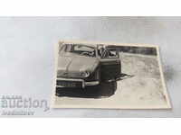 Φωτογραφία Άνδρας με ρετρό αυτοκίνητο με αριθμό κυκλοφορίας Sf A 1631 1962