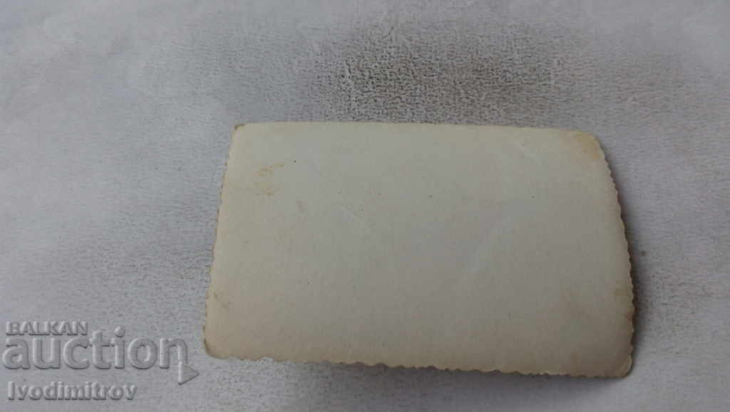 Φωτογραφία Ένας άντρας που διαβάζει μια εφημερίδα στο δρόμο με τιμή 1.35 BGN | € 0.69