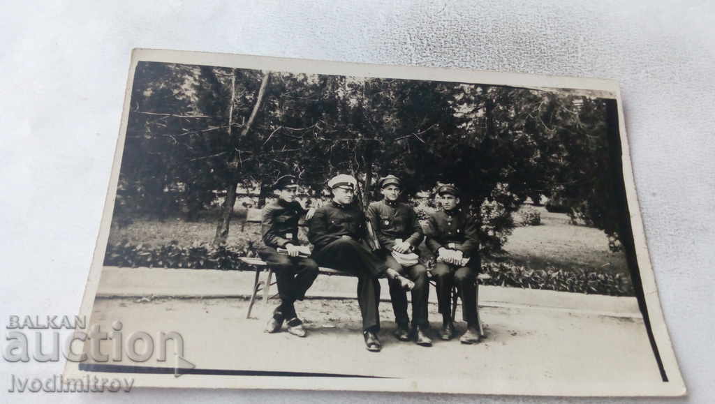 Φωτογραφία Τέσσερις μαθητές σε ένα παγκάκι στον κήπο της πόλης 1934