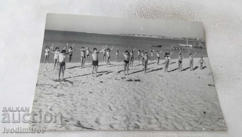 Снимка Несебър Младежи на плажа на лагера на ВИФ 1963
