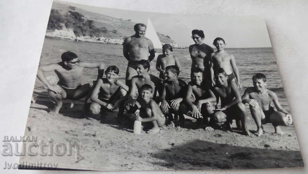 Снимка Несебър Мъж жена и момчета по бански на плажа 1965