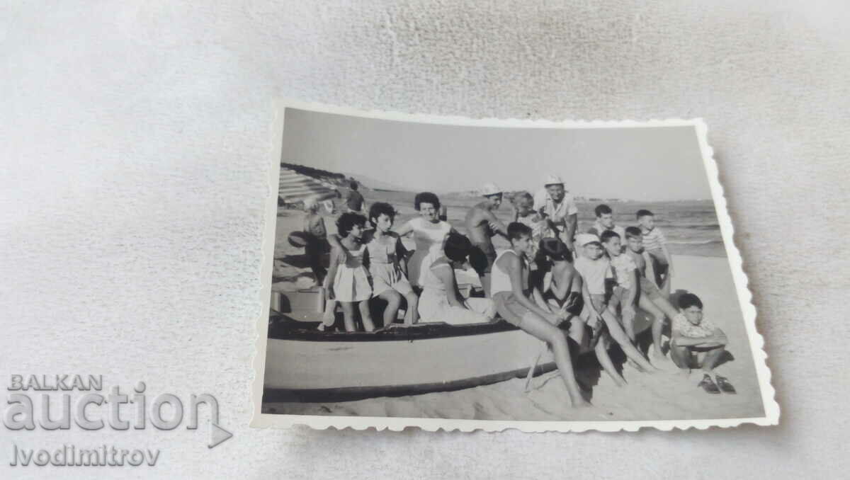 Φωτογραφία Nessebar Παιδιά και ενήλικες στην παραλία 1963