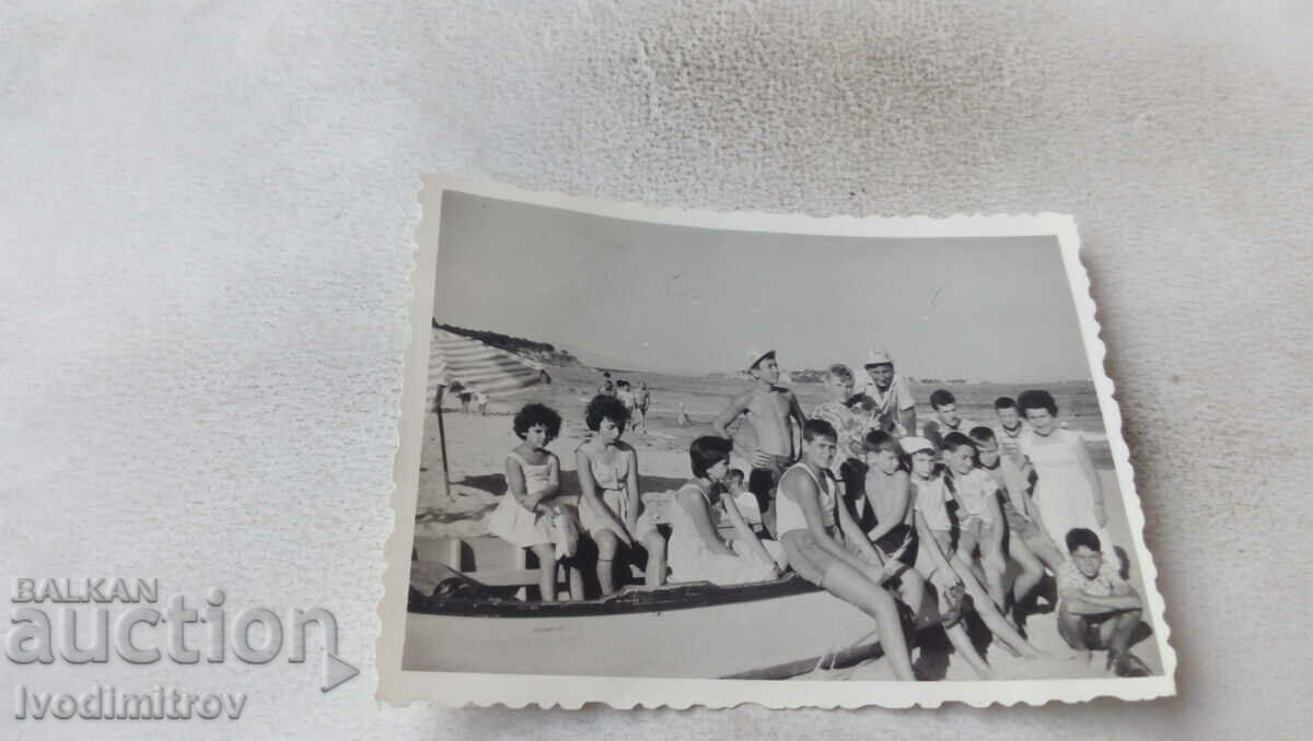 Снимка Несебър Деца и възрастни на плажа 1963