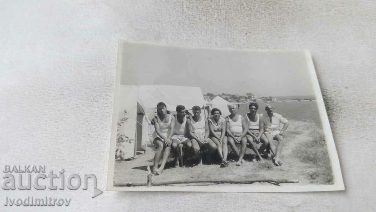 Снимка Несебър Мъже и жени пред палатка 1956