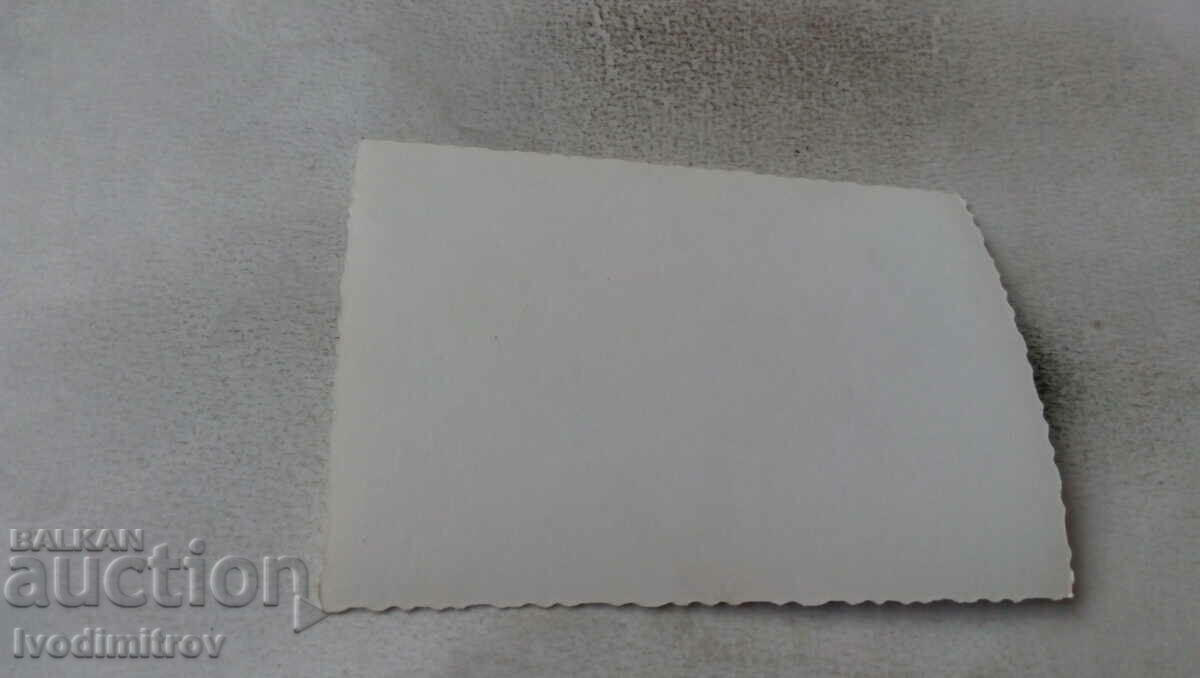 Φωτογραφία Γυναίκα και άνδρες στην παραλία με τιμή 1.65 BGN | € 0.84