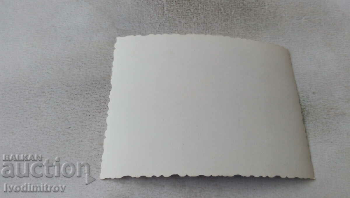 Снимка Мъж и жени на дървено мостче с цена 1.35 лв. | € 0.69 Снимка Мъж и жени на дървено мостче с цена 1.35 лв. | € 0.69