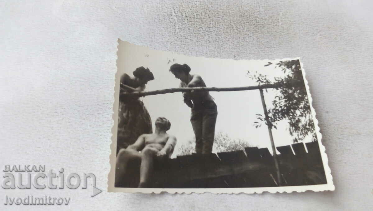 Fotografie Bărbat și femei pe un pod de lemn
