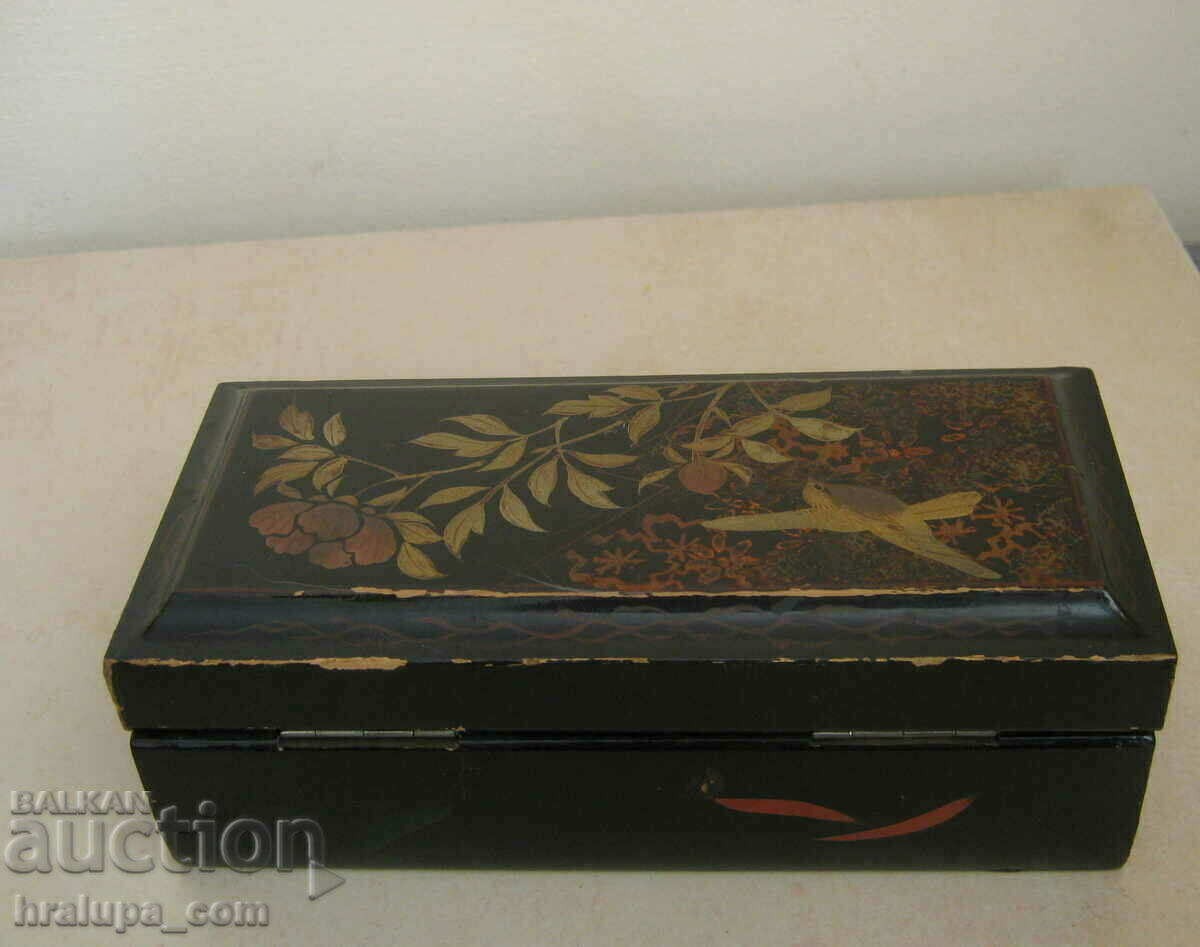 Auction Old Japanese wooden box hand painted with a key Auction Old Japanese wooden box hand painted with a key