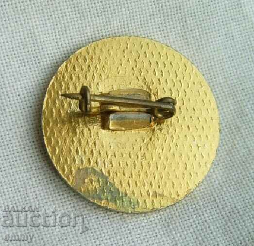 Insigna Muncitorilor Sportivi Spartakiad Razgrad, 1979 cu preț 1.50 BGN | € 0.77 Insigna Muncitorilor Sportivi Spartakiad Razgrad, 1979 cu preț 1.50 BGN | € 0.77