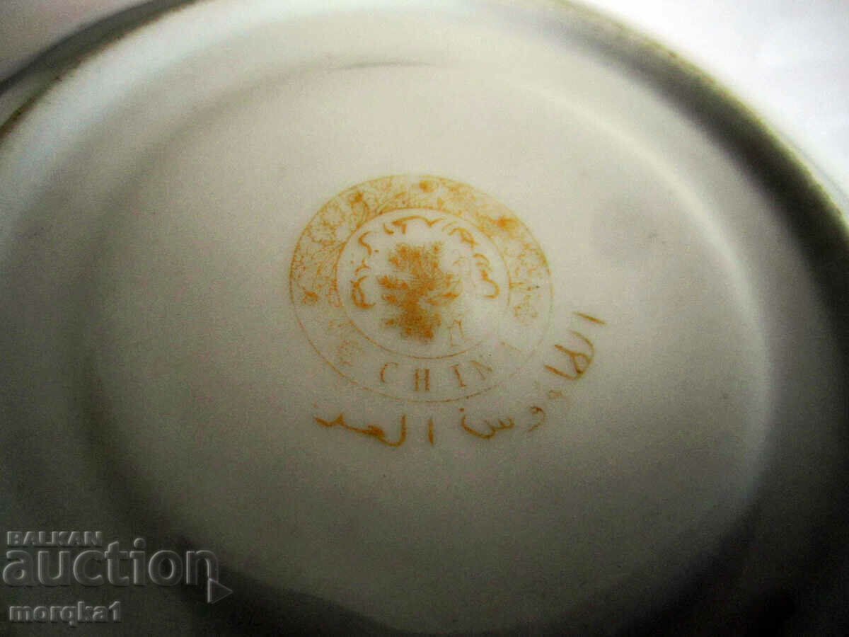 Auction Porcelain, plate, plate with floral motifs and gold edging Auction Porcelain, plate, plate with floral motifs and gold edging