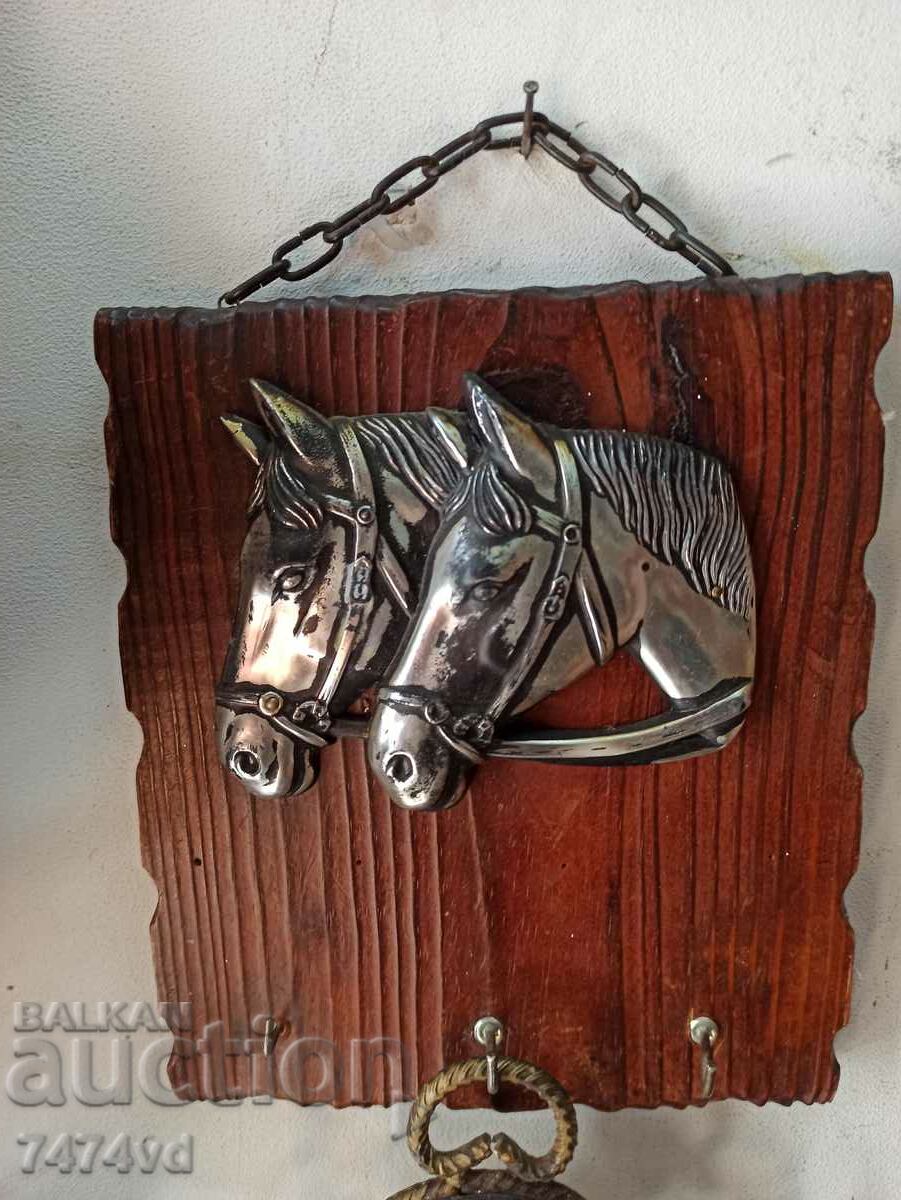 Закачалка за стена с коне