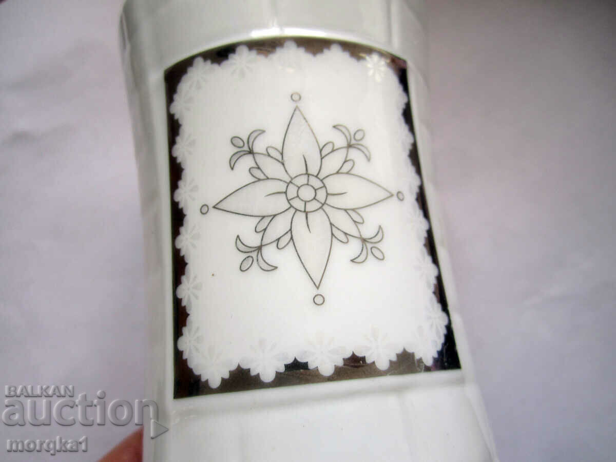 Πορσελάνινο vintage Dispenser για υγρό σαπούνι με μοτίβο λουλουδιών με τιμή 18.00 BGN | € 9.20 Πορσελάνινο vintage Dispenser για υγρό σαπούνι με μοτίβο λουλουδιών με τιμή 18.00 BGN | € 9.20