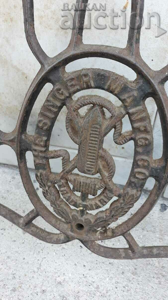 Auction  antique sewing machine SINGER cast iron feet