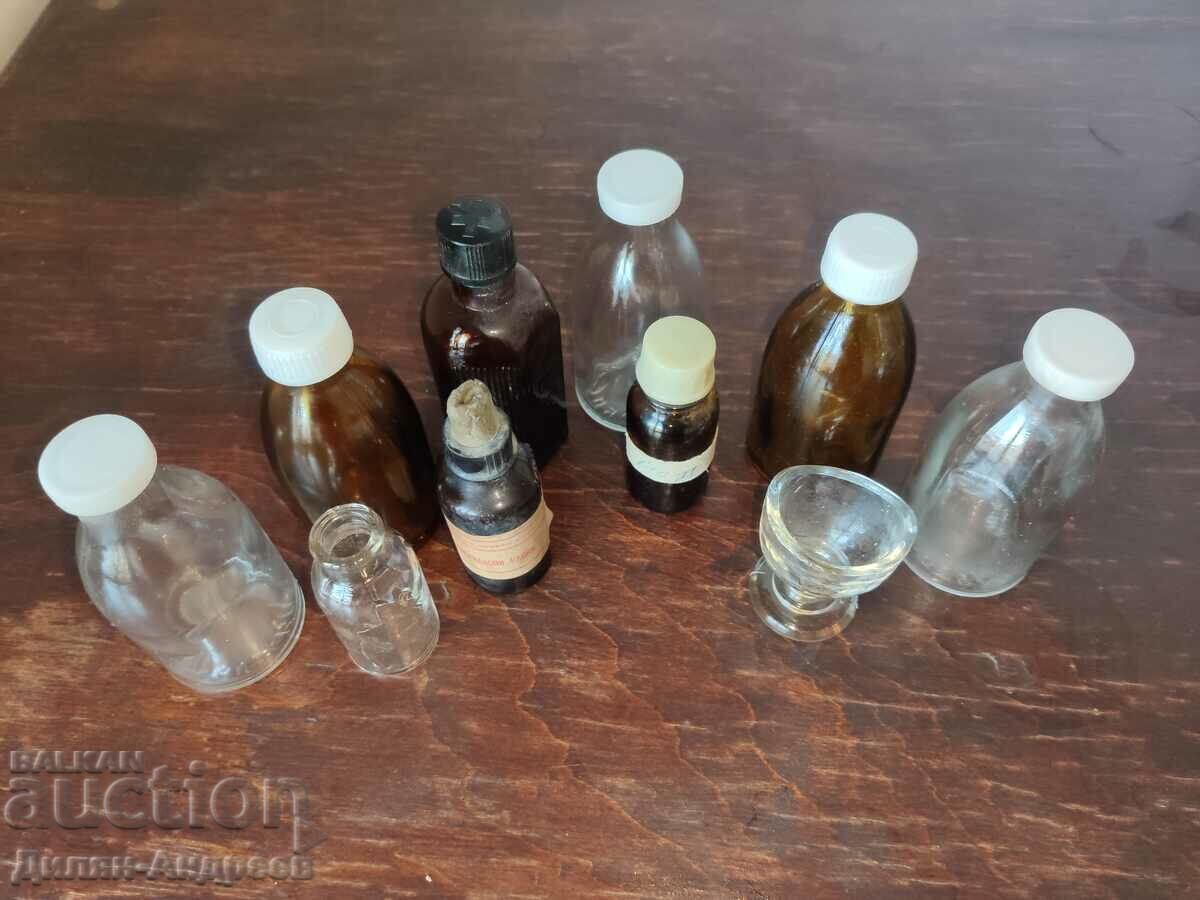 Un set de sticlărie de farmacie de pe vremea Soc