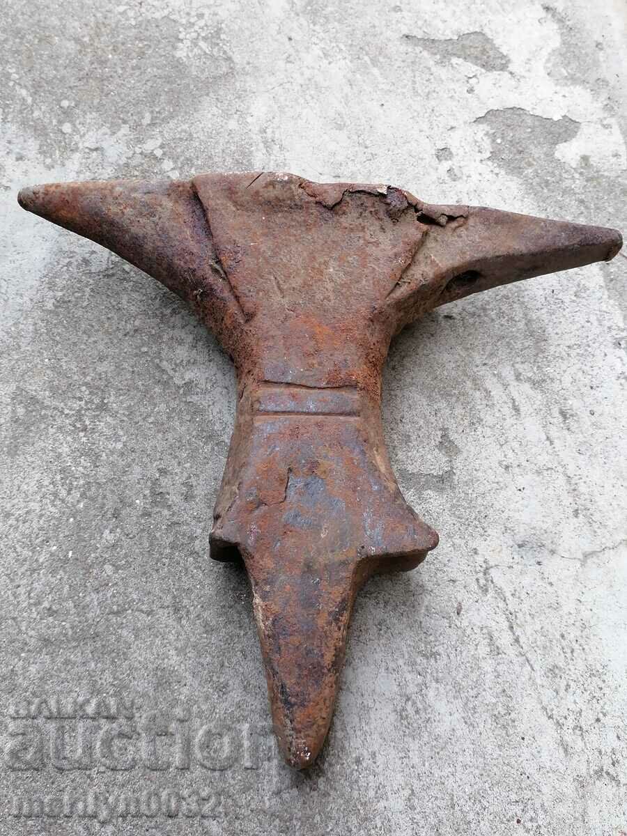 Παλιό πρωτόγονο αμόνι, σφυρήλατο σίδερο με τιμή 129.00 BGN | € 65.96
