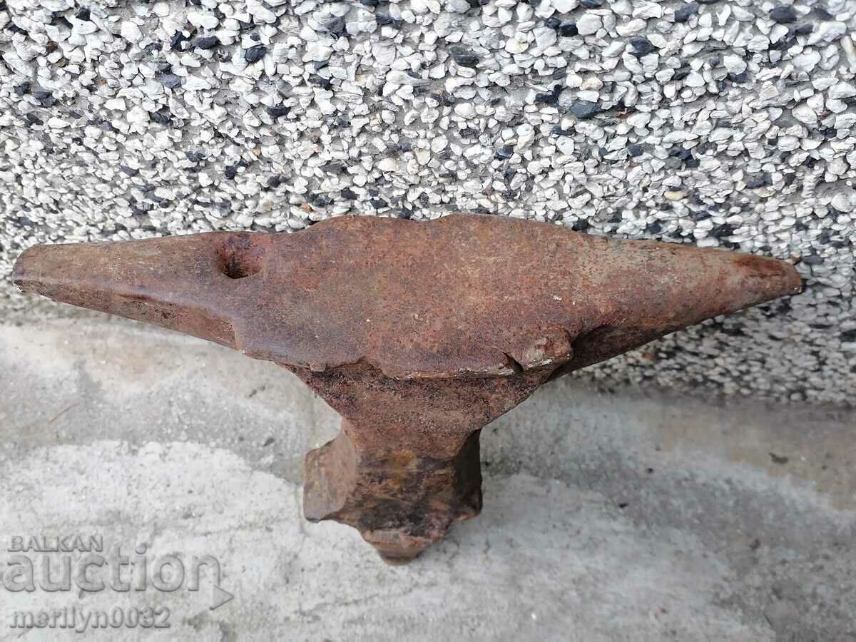 Παράδοση Παλιό πρωτόγονο αμόνι, σφυρήλατο σίδερο