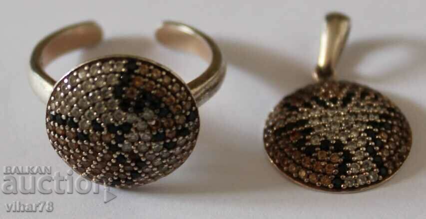 Auction Silver ring with medallion Auction Silver ring with medallion