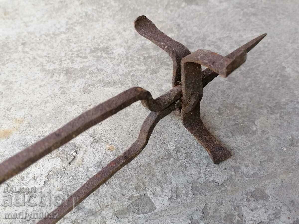 Παράδοση Παλιό σουβλάκι από σφυρήλατο σίδερο για ψήσιμο ψίχουλα Παράδοση Παλιό σουβλάκι από σφυρήλατο σίδερο για ψήσιμο ψίχουλα