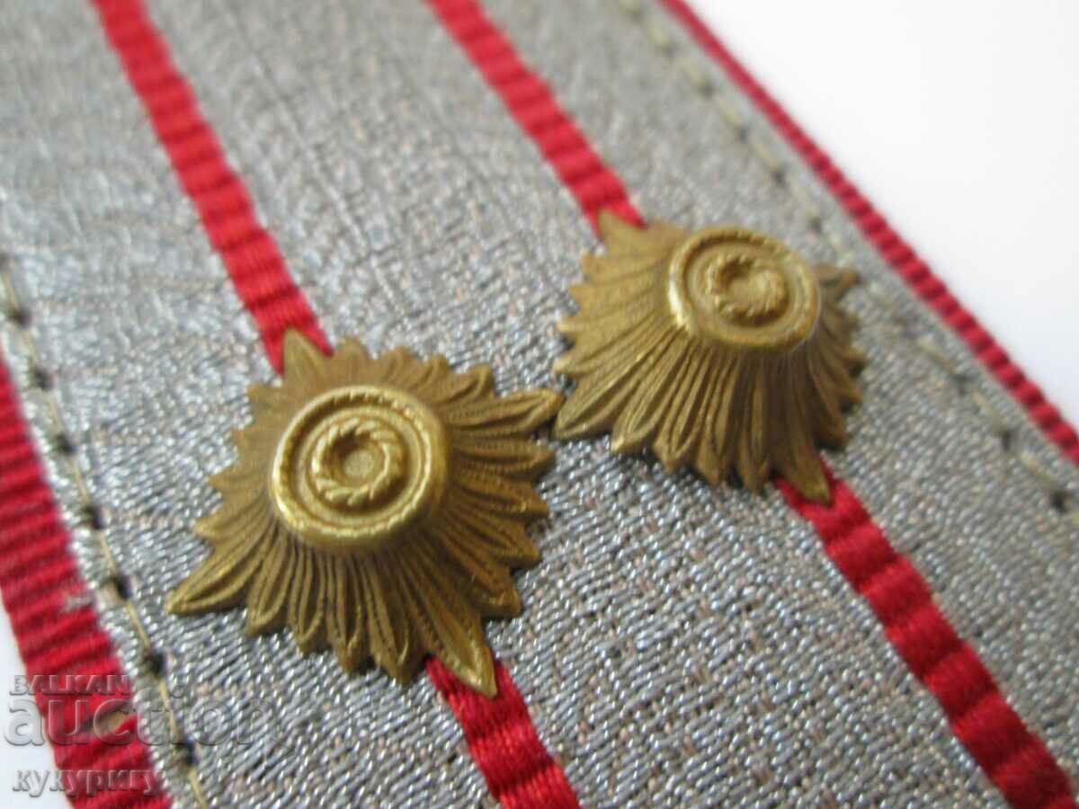 Παράδοση Παλιές βασιλικές επωμίδες της στρατιωτικής στολής του Β' Παγκοσμίου Πολέμου Παράδοση Παλιές βασιλικές επωμίδες της στρατιωτικής στολής του Β' Παγκοσμίου Πολέμου