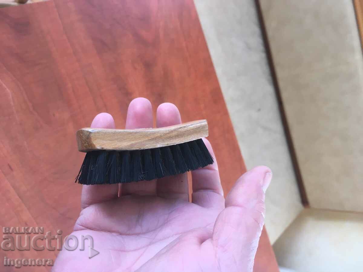 Delivery of BRUSH MINI FOR CLOTHES WOOD EST. HAIR FROM SOCA