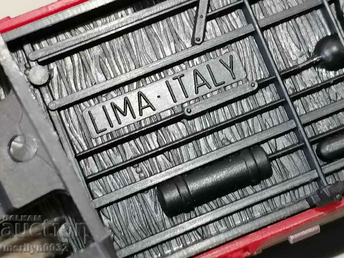 Παράδοση Αυτοκίνητο παιχνίδι από το τρένο της Ιταλίας Παράδοση Αυτοκίνητο παιχνίδι από το τρένο της Ιταλίας